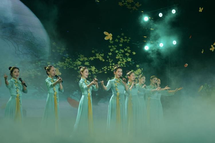 表演唱《桂花树下》同时,湖北省还应邀遴选了优秀群众文艺作品开展